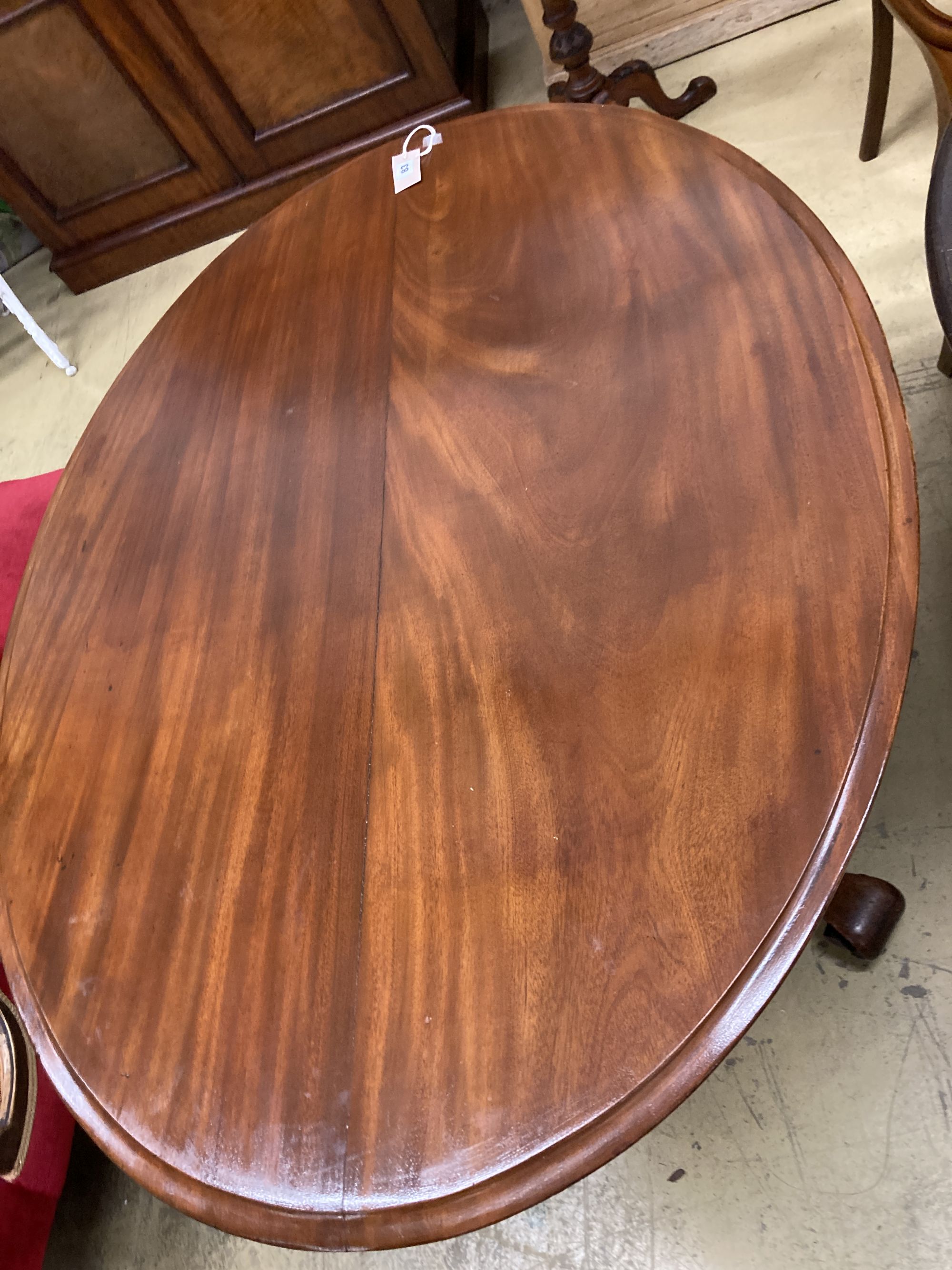 A Victorian mahogany oval centre table, width 120cm, depth 90cm, height 74cm